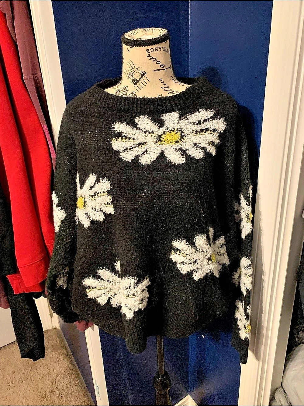 Forever 21 Floral Knit Sweater in Black & White Size Large
